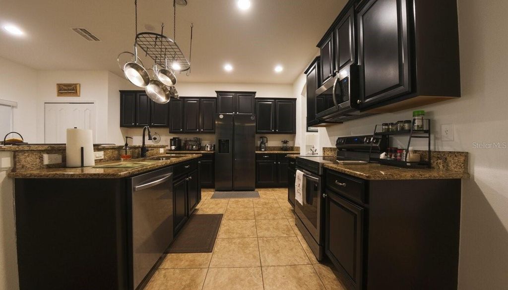 Image 12 of property listing at 1903 HAILSHAM COURT, Orlando, FL 32824