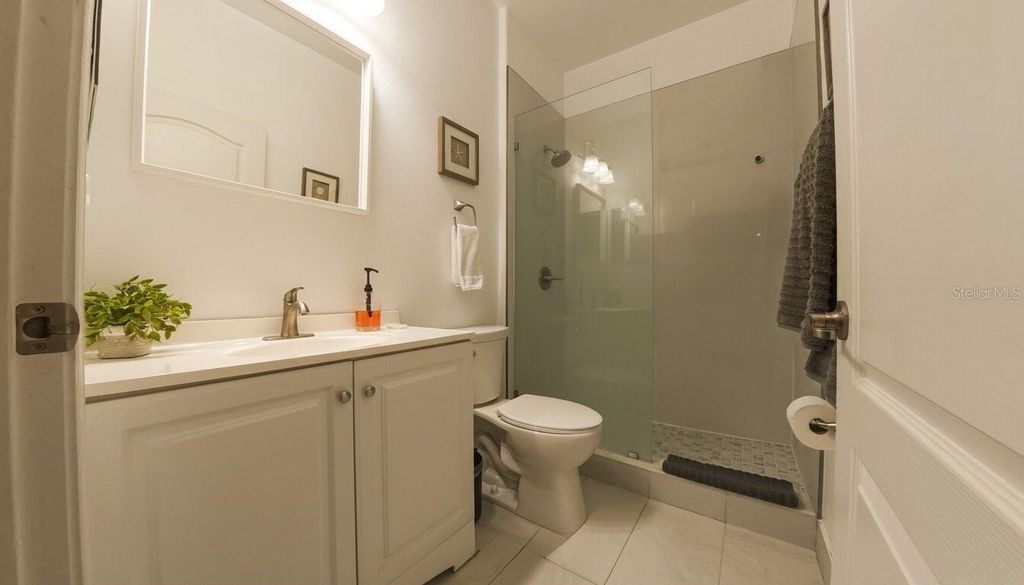 Image 17 of property listing at 1903 HAILSHAM COURT, Orlando, FL 32824