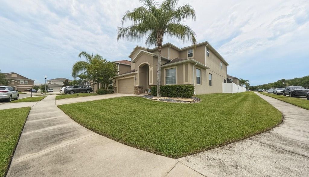 Image 3 of property listing at 1903 HAILSHAM COURT, Orlando, FL 32824