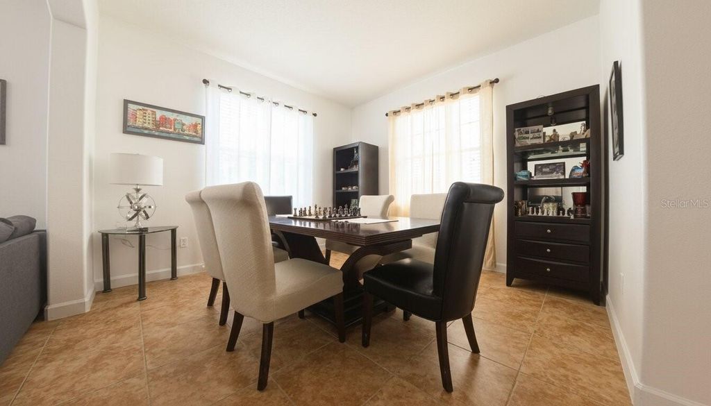 Image 6 of property listing at 1903 HAILSHAM COURT, Orlando, FL 32824