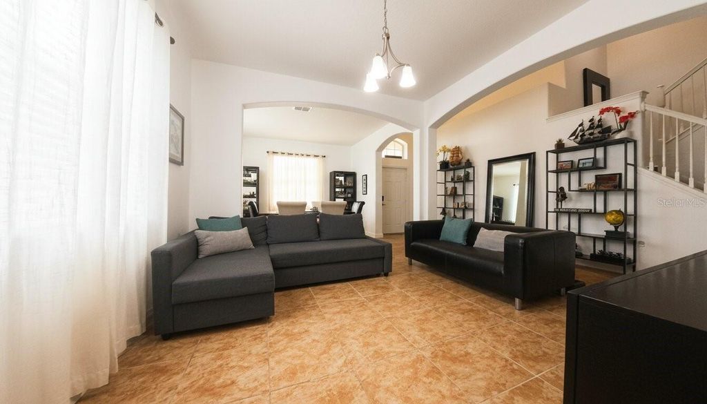 Image 7 of property listing at 1903 HAILSHAM COURT, Orlando, FL 32824