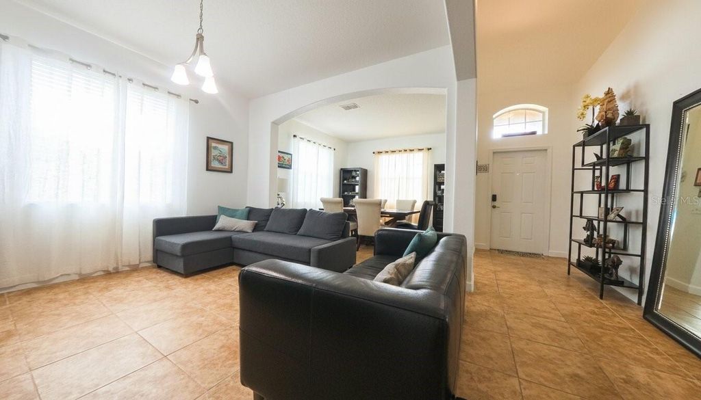 Image 8 of property listing at 1903 HAILSHAM COURT, Orlando, FL 32824