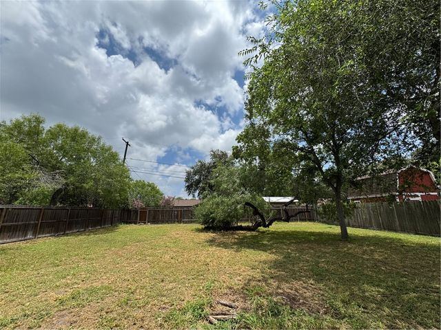 10742 Kingwood Dr, Corpus Christi, TX 78410