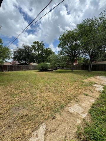 10742 Kingwood Dr, Corpus Christi, TX 78410