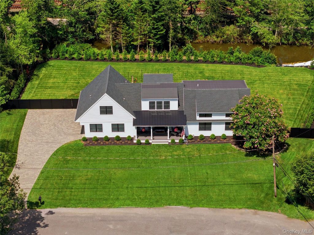 16 Twin River Drive, Oakdale, NY 11769 — photo 2