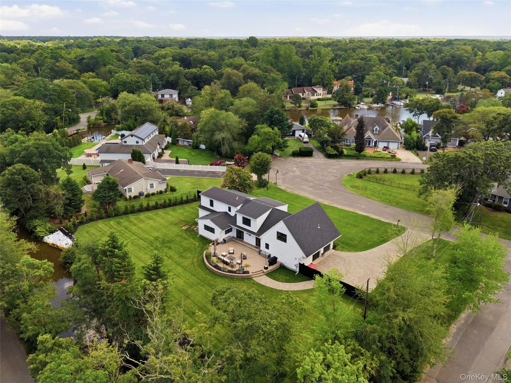 16 Twin River Drive, Oakdale, NY 11769 — photo 3
