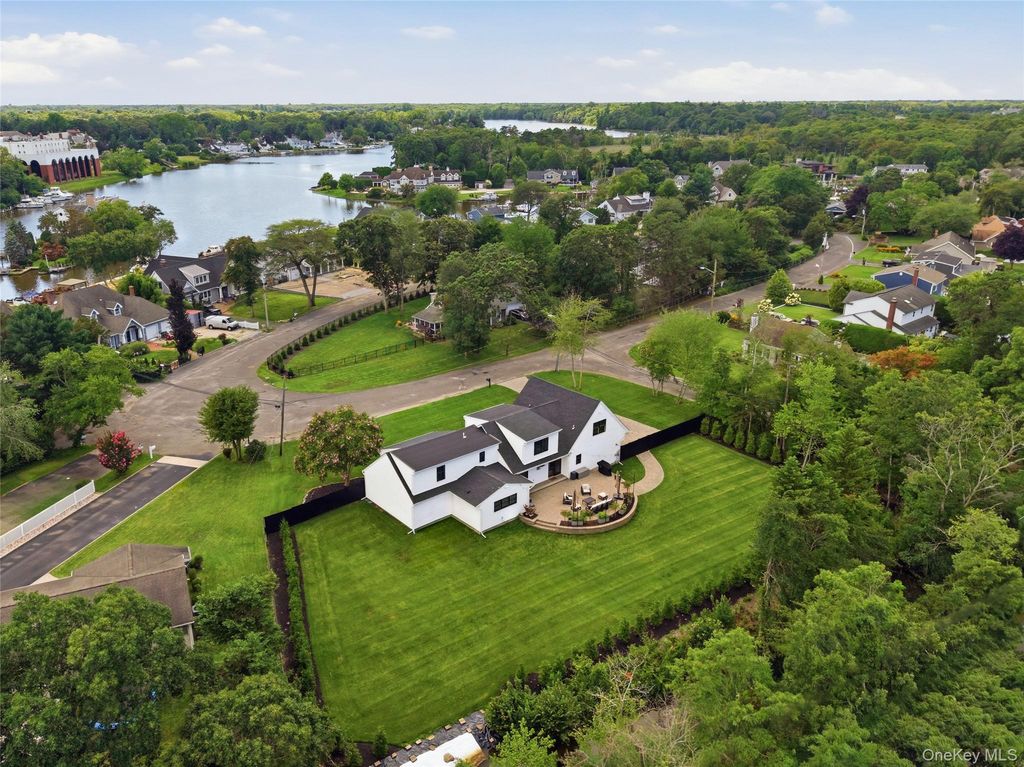 16 Twin River Drive, Oakdale, NY 11769 — photo 5