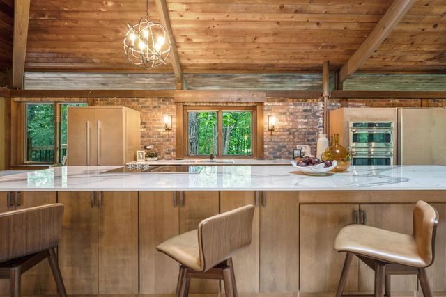 8500 N River ROAD, River Hills, WI 53217