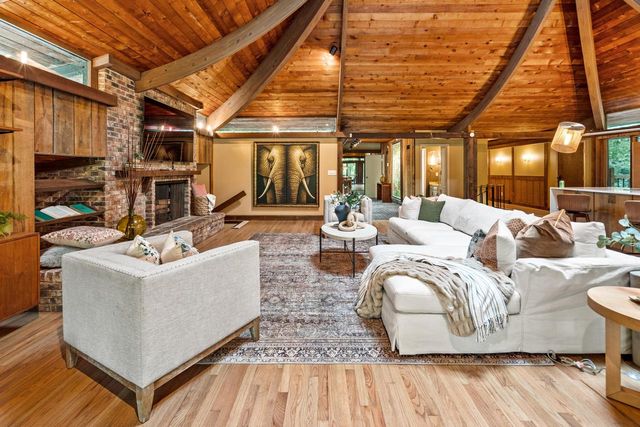 8500 N River ROAD, River Hills, WI 53217