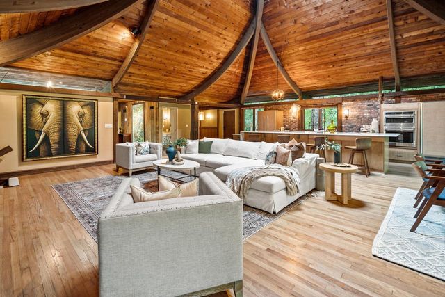 8500 N River ROAD, River Hills, WI 53217