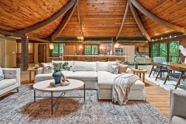 8500 N River ROAD, River Hills, WI 53217