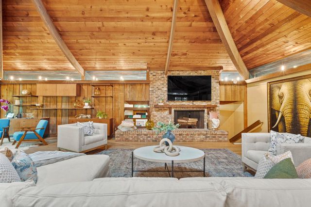 8500 N River ROAD, River Hills, WI 53217
