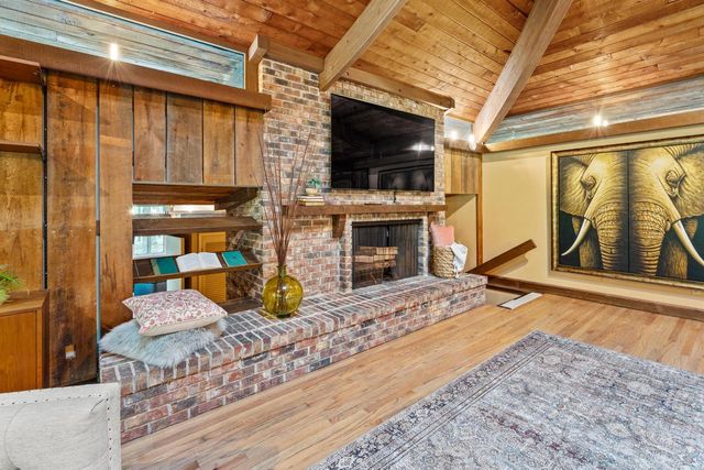 8500 N River ROAD, River Hills, WI 53217