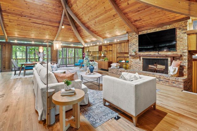 8500 N River ROAD, River Hills, WI 53217