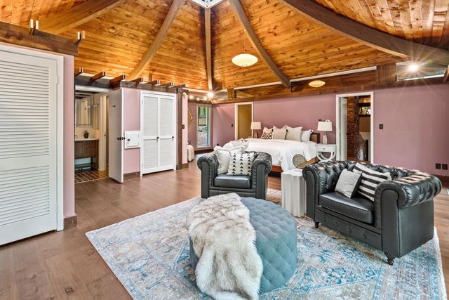 8500 N River ROAD, River Hills, WI 53217