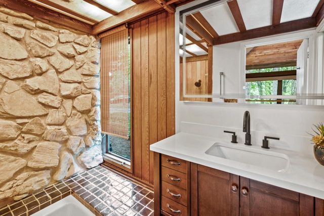8500 N River ROAD, River Hills, WI 53217