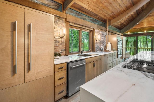 8500 N River ROAD, River Hills, WI 53217