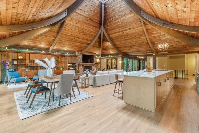 8500 N River ROAD, River Hills, WI 53217
