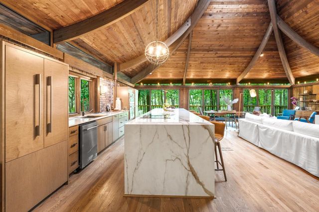 8500 N River ROAD, River Hills, WI 53217