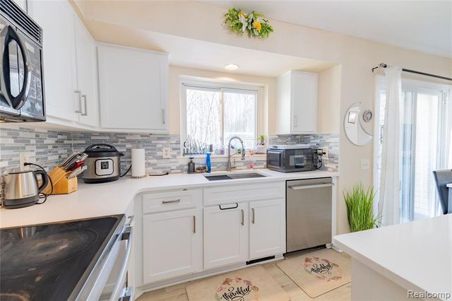 425 Thornridge Court, Rochester Hills, MI 48307