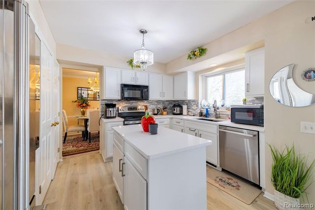 425 Thornridge Court, Rochester Hills, MI 48307