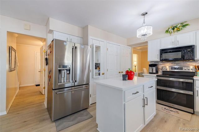 425 Thornridge Court, Rochester Hills, MI 48307