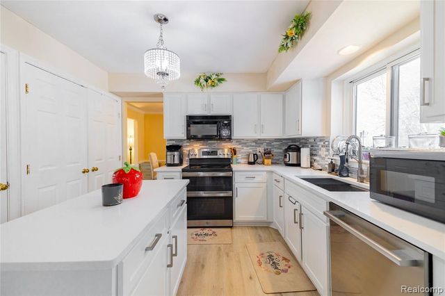 425 Thornridge Court, Rochester Hills, MI 48307