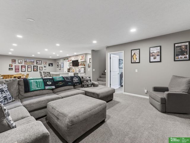 16862 Cary Street, Omaha, NE 68136