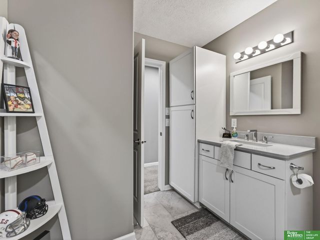 16862 Cary Street, Omaha, NE 68136