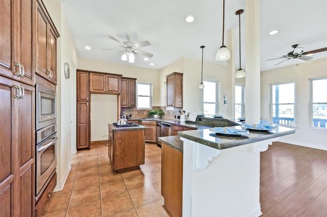 1 Loggerhead, Hitchcock, TX 77563