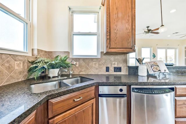 1 Loggerhead, Hitchcock, TX 77563