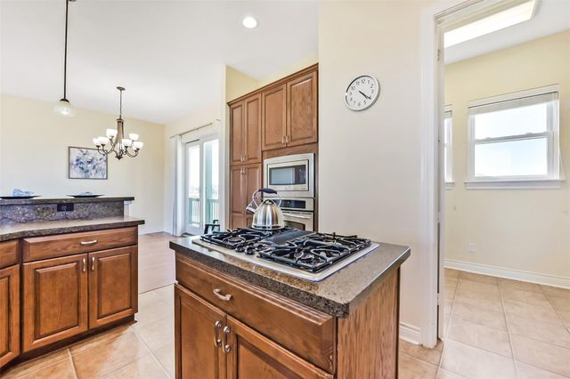 1 Loggerhead, Hitchcock, TX 77563