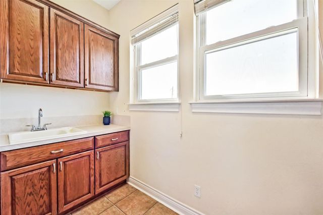 1 Loggerhead, Hitchcock, TX 77563