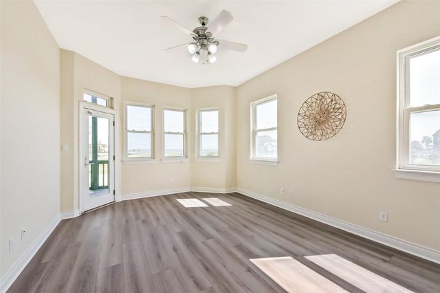 1 Loggerhead, Hitchcock, TX 77563