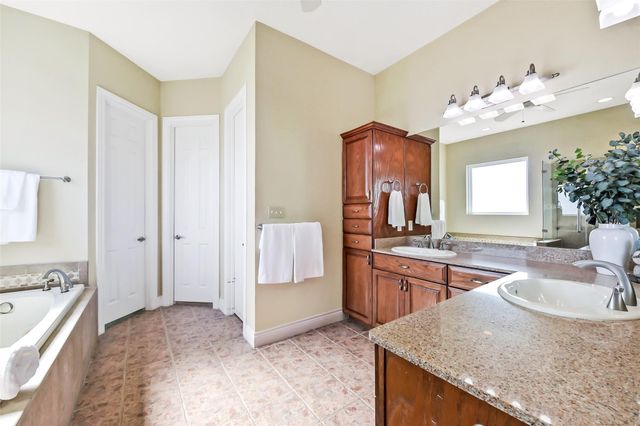 1 Loggerhead, Hitchcock, TX 77563