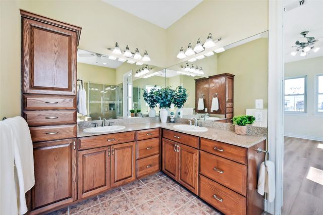 1 Loggerhead, Hitchcock, TX 77563