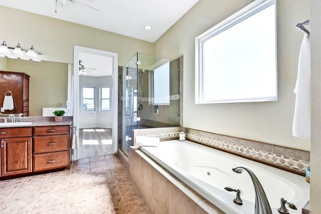 1 Loggerhead, Hitchcock, TX 77563