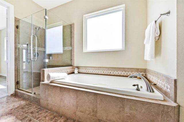 1 Loggerhead, Hitchcock, TX 77563