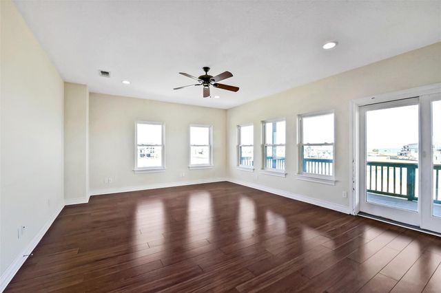 1 Loggerhead, Hitchcock, TX 77563