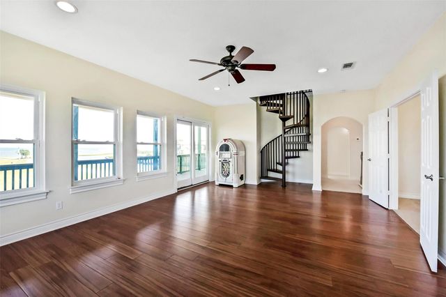 1 Loggerhead, Hitchcock, TX 77563