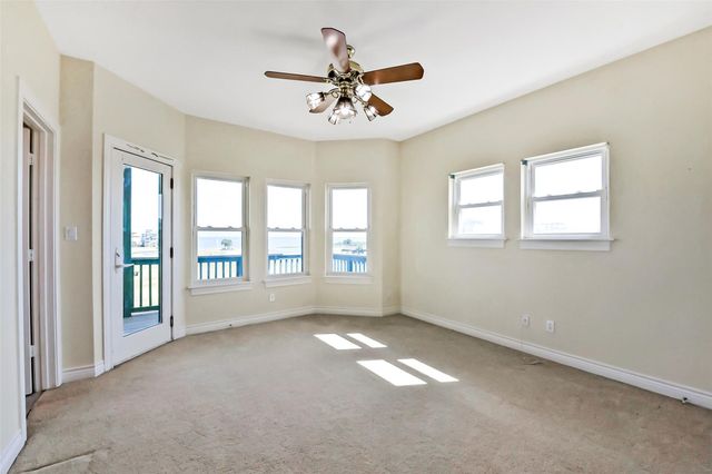 1 Loggerhead, Hitchcock, TX 77563