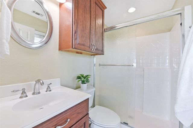 1 Loggerhead, Hitchcock, TX 77563