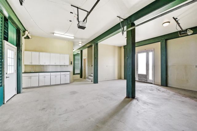 1 Loggerhead, Hitchcock, TX 77563