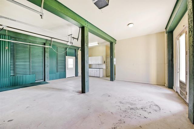 1 Loggerhead, Hitchcock, TX 77563