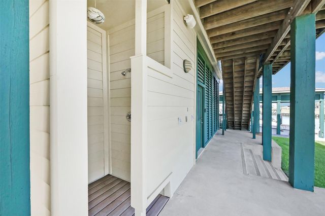 1 Loggerhead, Hitchcock, TX 77563