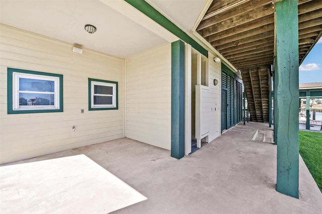 1 Loggerhead, Hitchcock, TX 77563