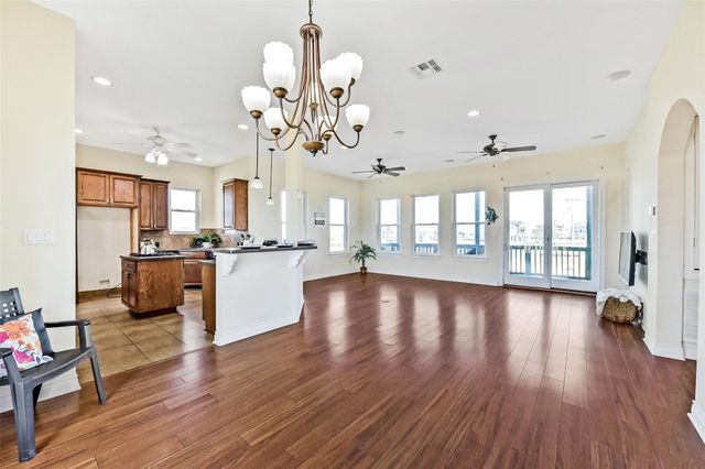 1 Loggerhead, Hitchcock, TX 77563