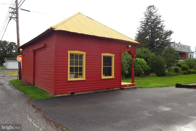 130 S CARLISLE ST, Greencastle, PA 17225