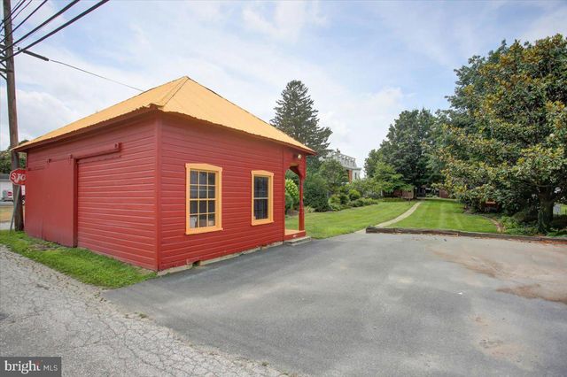 130 S CARLISLE ST, Greencastle, PA 17225