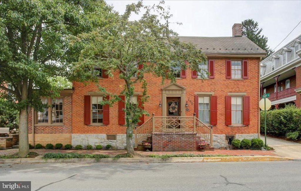 130 S CARLISLE ST, Greencastle, PA 17225